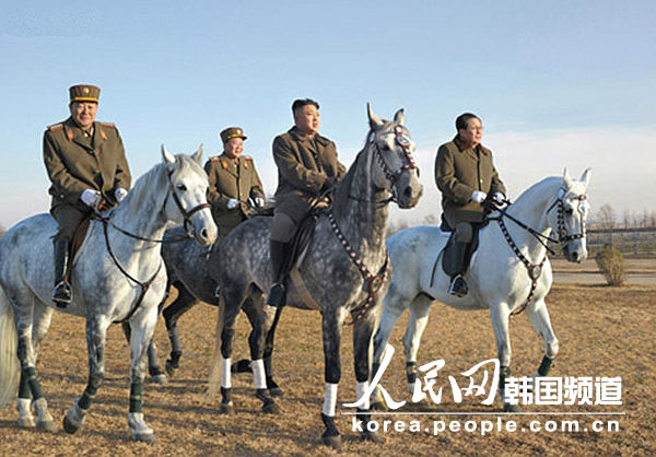 الزعيم كيم جونغ أون يركب الحصان أثناء زيارته لملعب تدريب ركوب الخيل 