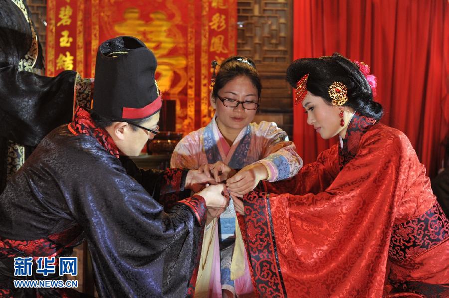 إقامة حفل زفاف وفقا لطقوس عهد أسرة هان فى مدينة قوييانغ (3)