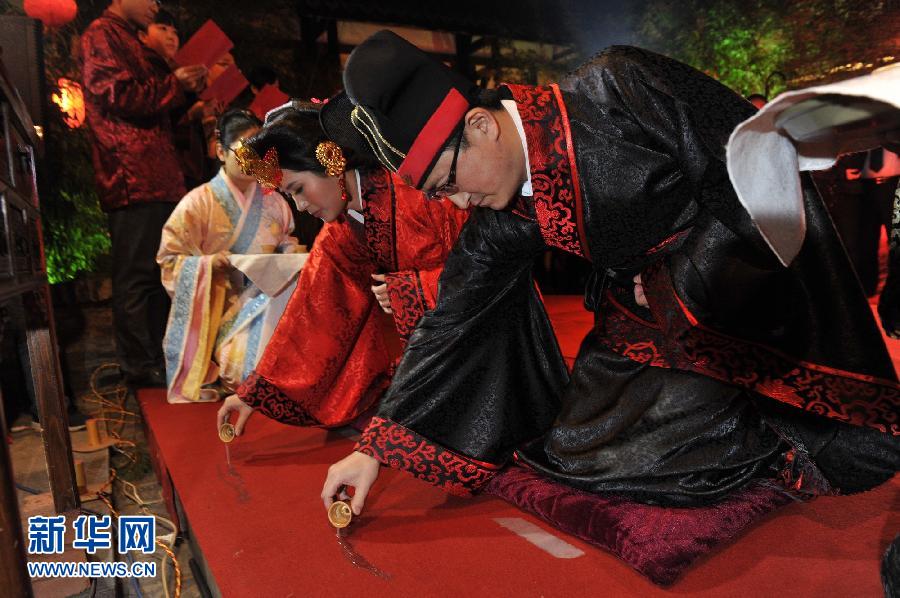 إقامة حفل زفاف وفقا لطقوس عهد أسرة هان فى مدينة قوييانغ (4)