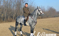 الزعيم كيم جونغ أون يركب الحصان أثناء زيارته لملعب تدريب ركوب الخيل