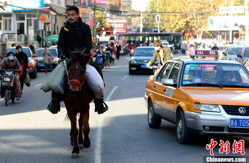 الشاب تانغ شينغ يوي، البالغ عمره 26 سنة من مقاطعة جيلين بشمال شرقي الصين يركب حصاناً في مدينة جينان التابعة لمقاطعة شاندونغ في يوم 19 من نوفمبر الجاري، الأمر الذي جذب أنظار الكثير من الجماهير.