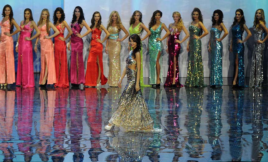 "البزة العسكرية" في مسابقة ملكة الجمال في روسيا (3)