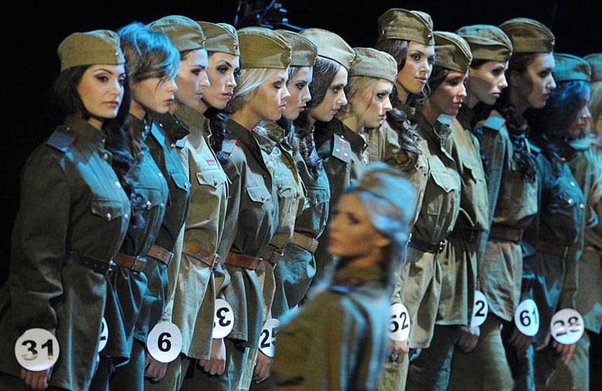 "البزة العسكرية" في مسابقة ملكة الجمال في روسيا