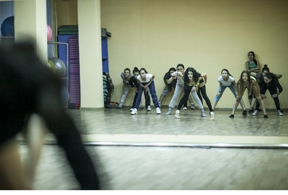 توثيق فوتوغرافي لحياة راقصة ملهى ليلي في كازاخستان (33)
