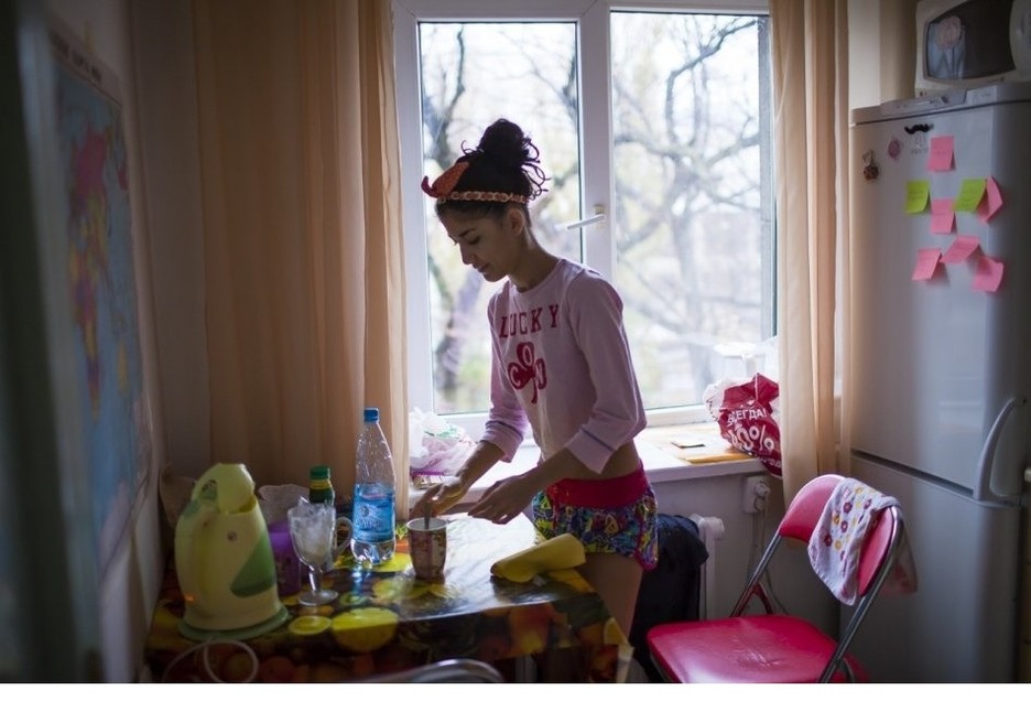 توثيق فوتوغرافي لحياة راقصة ملهى ليلي في كازاخستان (38)