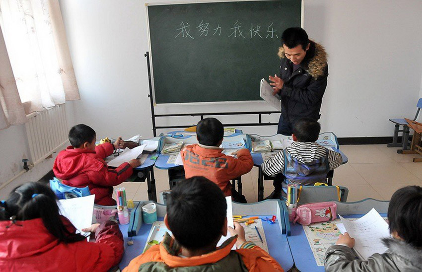 صور عالية الوضوح:زيارة إلى المدرسة الوحيدة لرعاية الأطفال المصابين بالإيدز فى الصين (6)