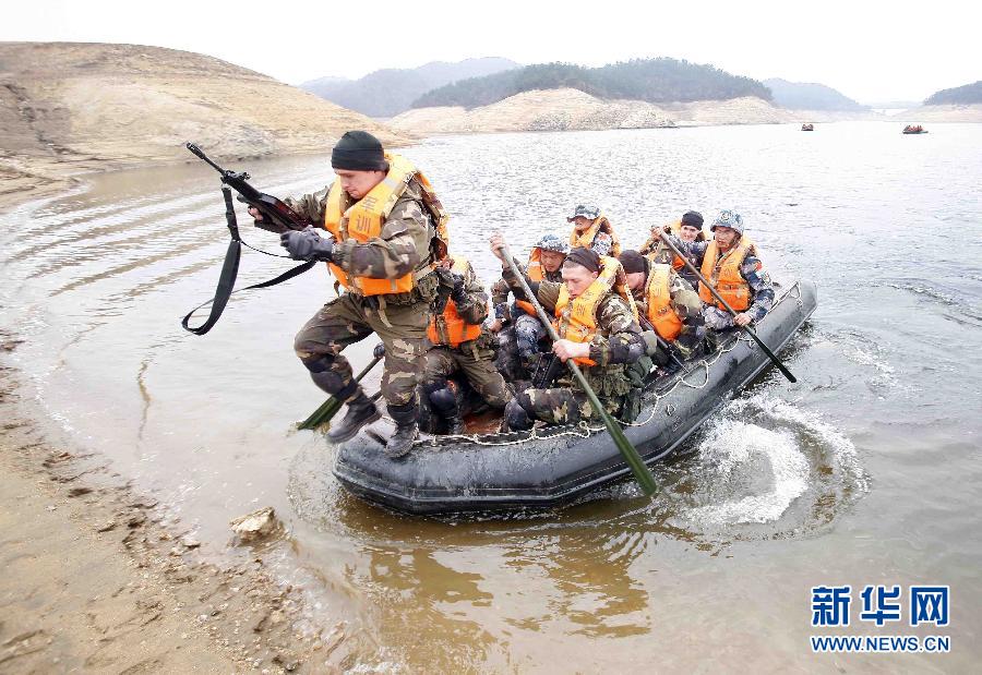 القوات الخاصة الصينية والبيلاروسية تقوم بعمليات تطويق ومحق لـ "عناصر إرهابية" على سطح الماء