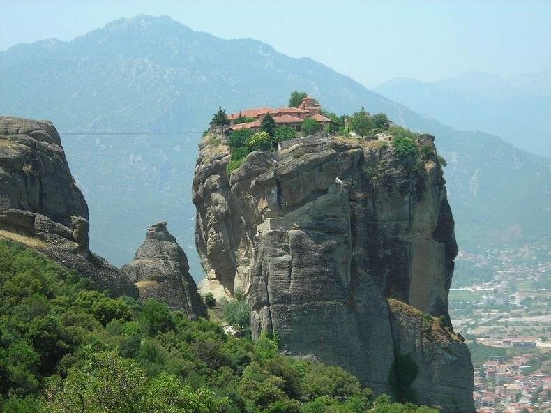  العمارة الدينية على المرتفعات الشاهقة والمنحدرات الجبلية (4)