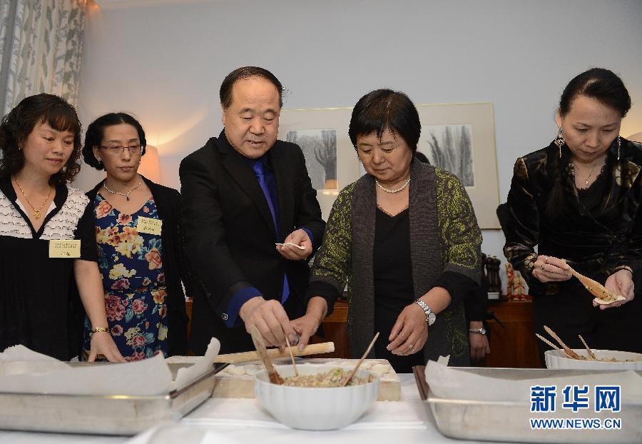مو يان وزوجته يصنعان "الجياوزي الصيني" فى السويد (3)