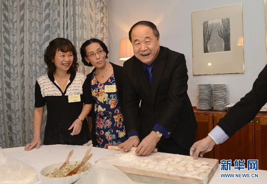 مو يان وزوجته يصنعان "الجياوزي الصيني" فى السويد (2)
