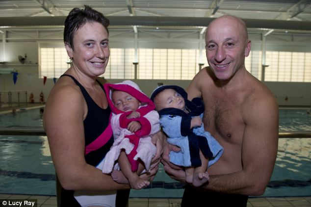 مذهل، توأمان بريطانيان عمرهما 9 أشهر قادران على السباحة لـ25 مترا  بأنفسهما (6)