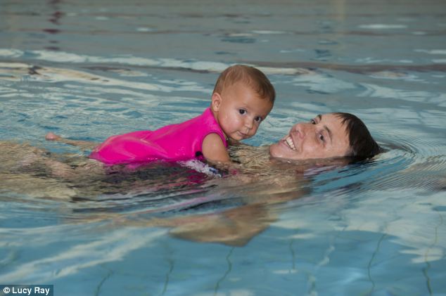 مذهل، توأمان بريطانيان عمرهما 9 أشهر قادران على السباحة لـ25 مترا  بأنفسهما (5)