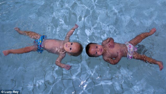 مذهل، توأمان بريطانيان عمرهما 9 أشهر قادران على السباحة لـ25 مترا  بأنفسهما (4)
