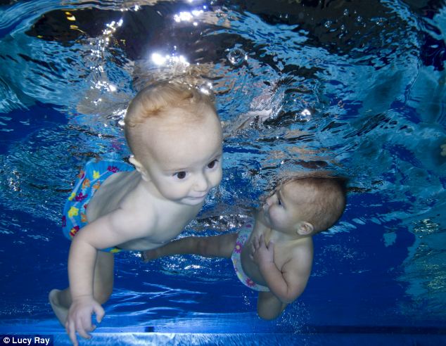 مذهل، توأمان بريطانيان عمرهما 9 أشهر قادران على السباحة لـ25 مترا  بأنفسهما (3)
