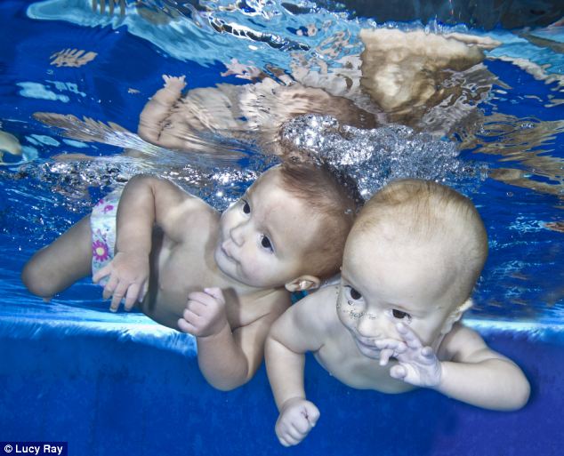 مذهل، توأمان بريطانيان عمرهما 9 أشهر قادران على السباحة لـ25 مترا  بأنفسهما