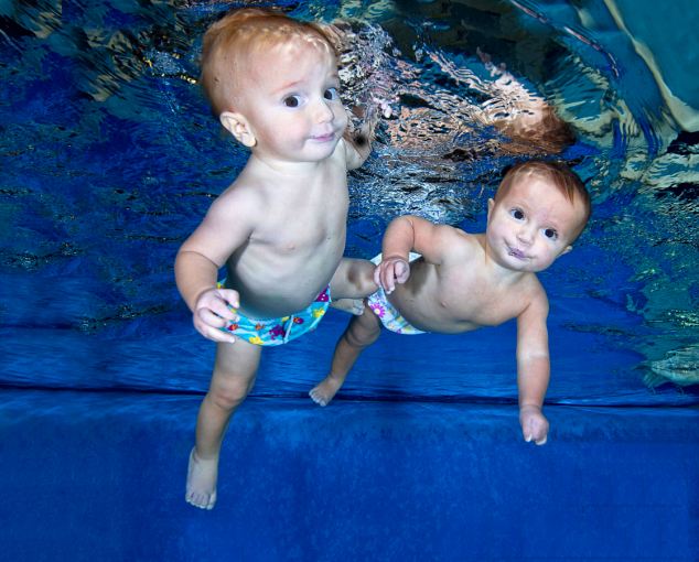 توأمان بريطانيان عمرهما 9 أشهر قادران على السباحة لـ25 مترا بأنفسهما