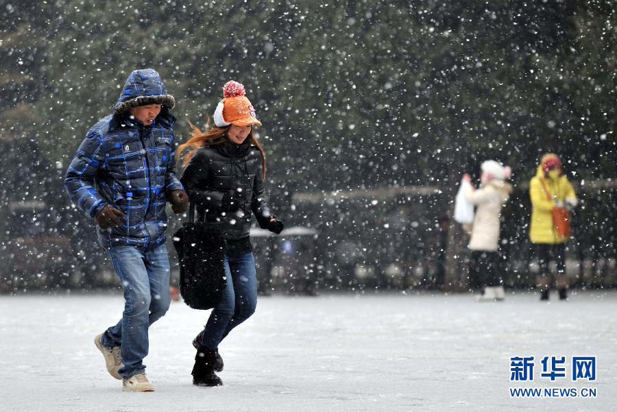 الثلوج الكثيفة تهطل على بكين  (24)