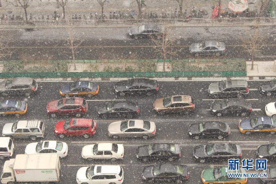 الثلوج الكثيفة تهطل على بكين  (17)