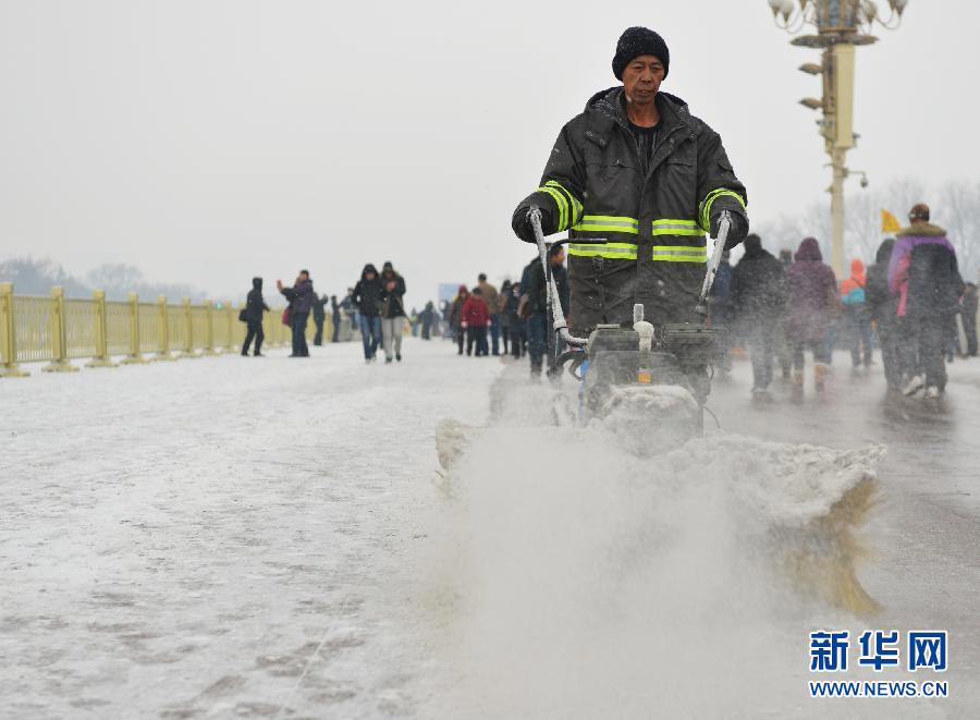الثلوج الكثيفة تهطل على بكين  (13)