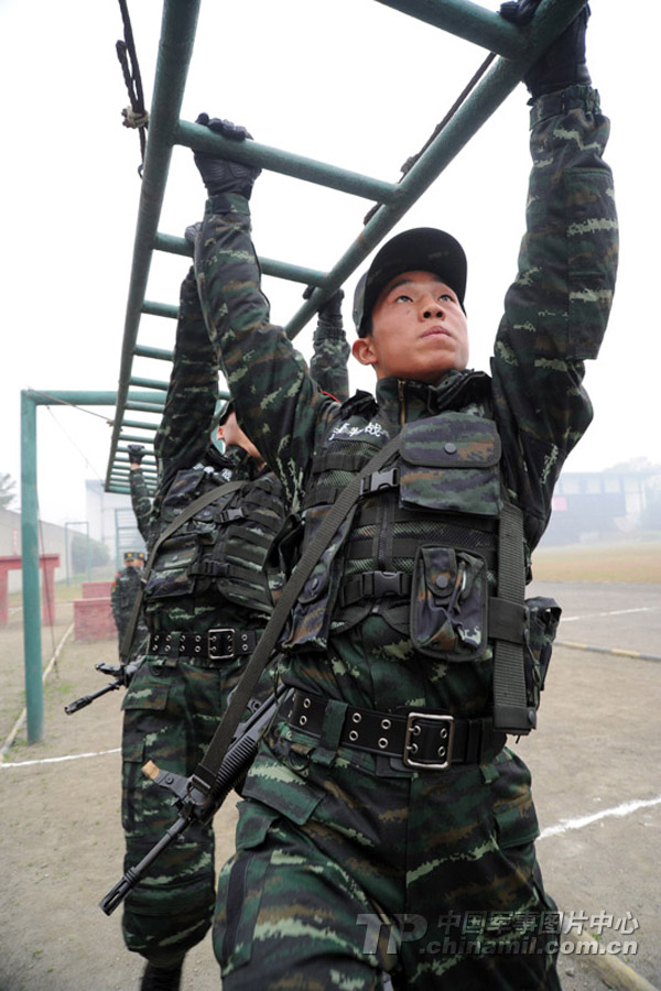 صور عالية الوضوح: تدريبات القوات الخاصة فى سيتشوان بالزي القتالي الجديد (7)