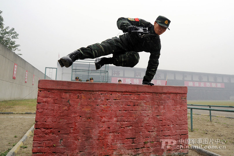 صور عالية الوضوح: تدريبات القوات الخاصة فى سيتشوان بالزي القتالي الجديد (5)