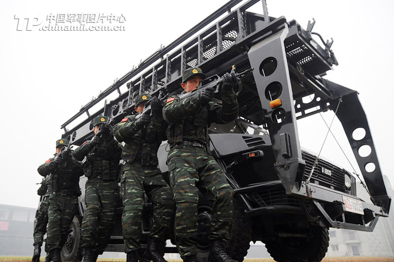 صور عالية الوضوح: تدريبات القوات الخاصة فى سيتشوان بالزي القتالي الجديد (4)