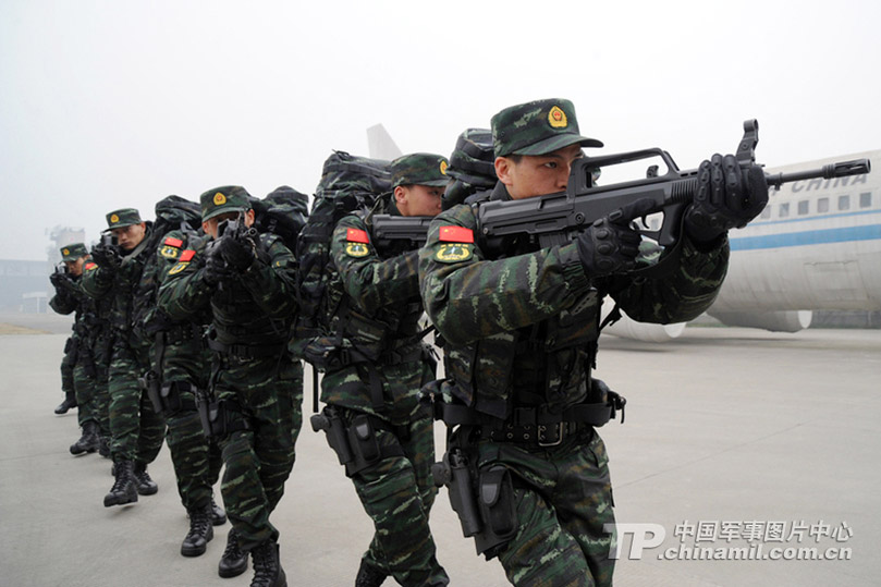 صور عالية الوضوح: تدريبات القوات الخاصة فى سيتشوان بالزي القتالي الجديد (2)