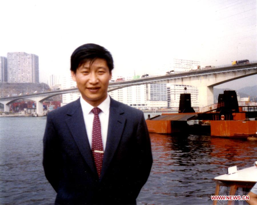 بكين 23 ديسمبر 2012/فى الصورة شي جين بينغ، نائب عمدة مدينة شيامن بمقاطعة فوجيان جنوب شرقى الصين انذاك، يلتقط صورة خلال زيارة له خارج البلاد.