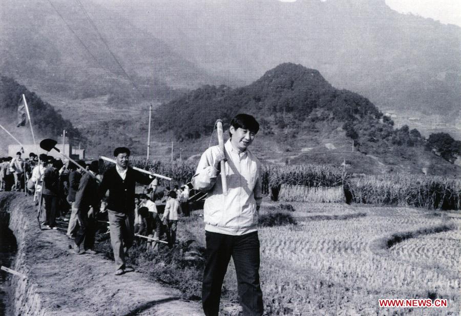 بكين 23 ديسمبر 2012/فى الصورة الملتقطة فى 1988، شي جين بينغ، سكرتير للجنة منطقة نينغده للحزب الشيوعي الصيني، يشارك في أعمال الزراعة عند تفقده في الريف.