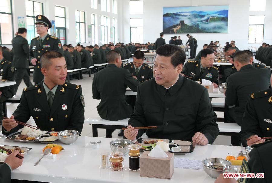 　　بكين 23 ديسمبر 2012/ فى الصورة الملتقطة فى ديسمبر 2012، شي جين بينغ يتناول وجبة الغداء مع جنود خلال تفقده منطقة قوانغتشو العسكرية فى جنوب الصين.