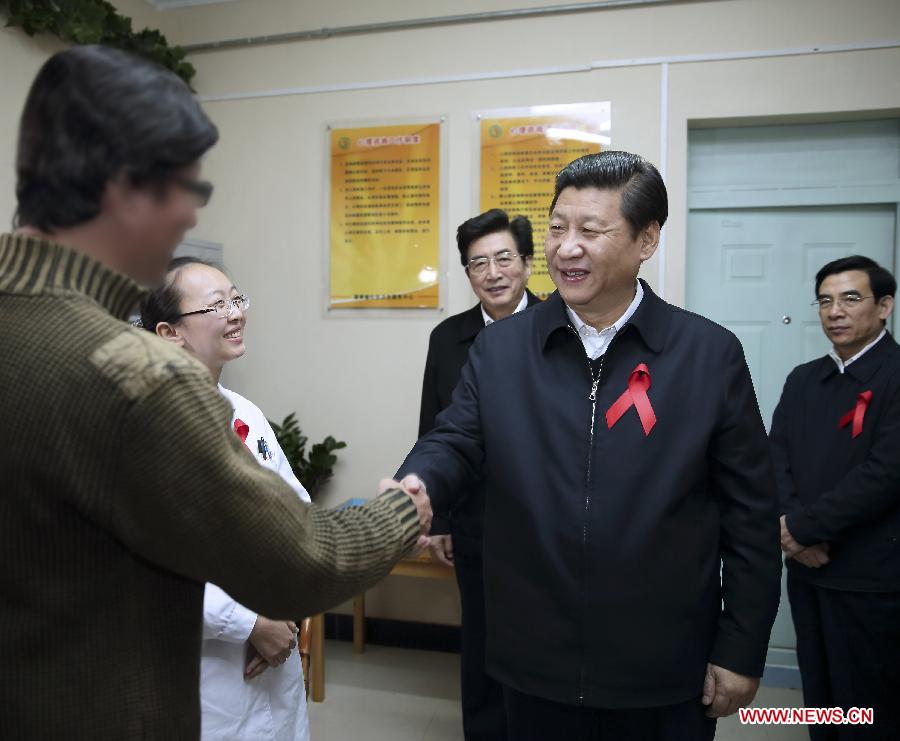　　بكين 23 ديسمبر 2012/فى الصورة الملتقطة فى نوفمبر 2012، شي جين بينغ يصافح احد الحاملين لفيروس نقص المناعة البشرية خلال مشاركته فى فعاليات يوم الإيدز العالمي بمركز الخدمة الصحية فى فوهوانغيو لحى فنغتاي بالعاصمة الصينية بكين.