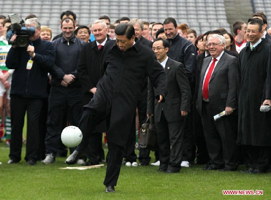　　بكين 23 ديسمبر 2012/ فى الصورة الملتقطة فى فبراير 2012، شي جين بينغ يركل كرة القدم الغيلية خلال زيارته لمقر اتحاد الالعاب الغيلية فى ايرلندا.