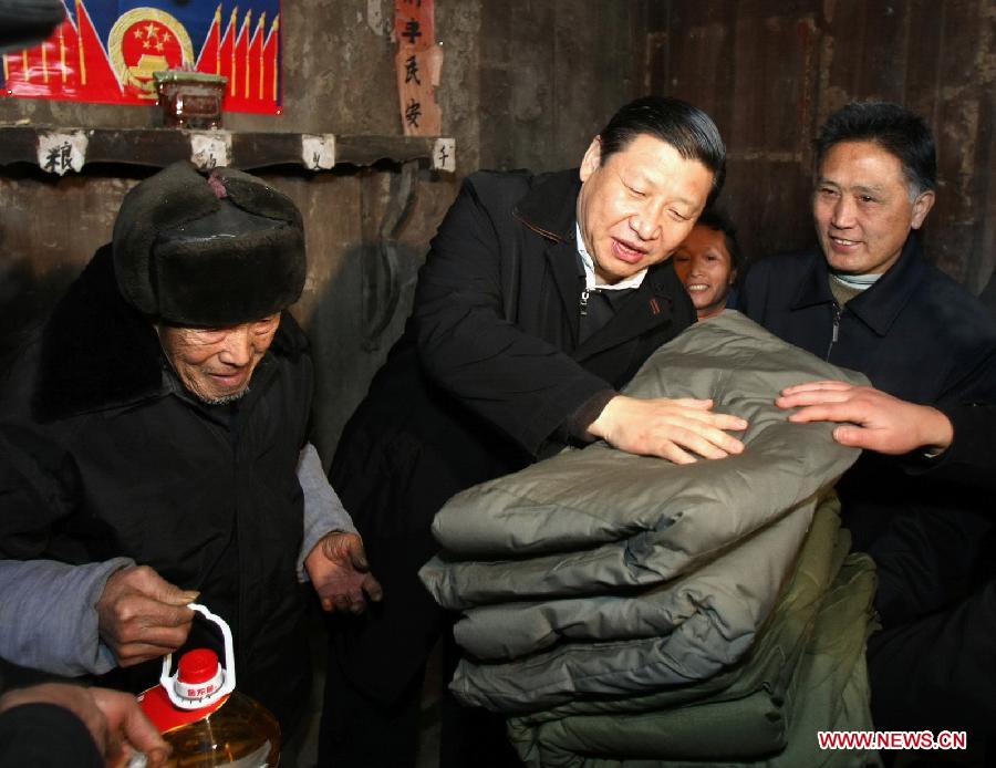 　　بكين 23 ديسمبر 2012/ فى الصورة الملتقطة فى يناير 2008، شي جين بينغ (وسط) يزور تانغ تشاو وي، قروى من قومية دونغ العرقية عانى خسائر جراء العواصف الثلجية والجليدية، فى قرية لاوشانكوه لبلدة قاولوبينغ بمقاطعة قويتشو جنوب غربي الصين. 