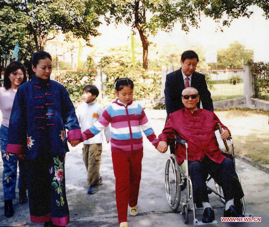 　　بكين 23 ديسمبر 2012/فى الصورة يظهر شي جين بينغ ( فى الخلف ناحية اليمين) مع والده شي تشونغ شون وزوجته (يسارا فى المقدمة) وابنته ( وسط ). 