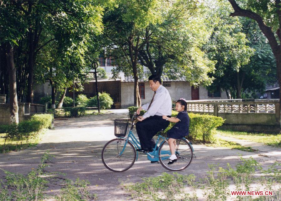 　　بكين 23 ديسمبر 2012/ فى الصورة شي جين بينغ ويحمل ورائه ابنته على الدراجة فى فوتشو، حاضرة مقاطعة فوجيان جنوب شرقى الصين. 