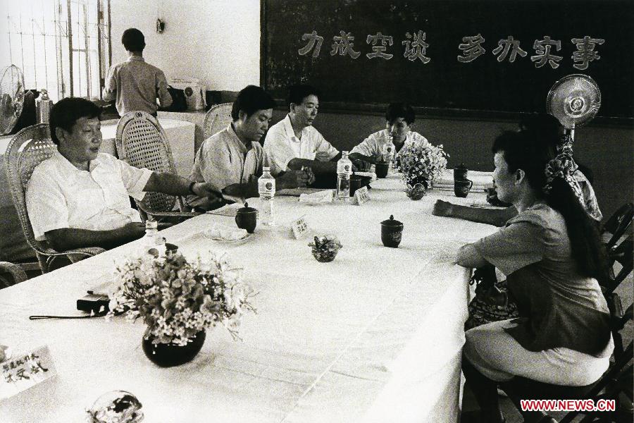 　　بكين 23 ديسمبر 2012/ فى الصورة الملتقطة فى اغسطس 1993، شي جين بينغ (الاول يسارا)، امين لجنة الحزب الشيوعي الصيني لبلدية فوتشو انذاك، يجتمع مع مواطنين من فوتشو، حاضرة مقاطعة فوجيان جنوب شرقى الصين. 