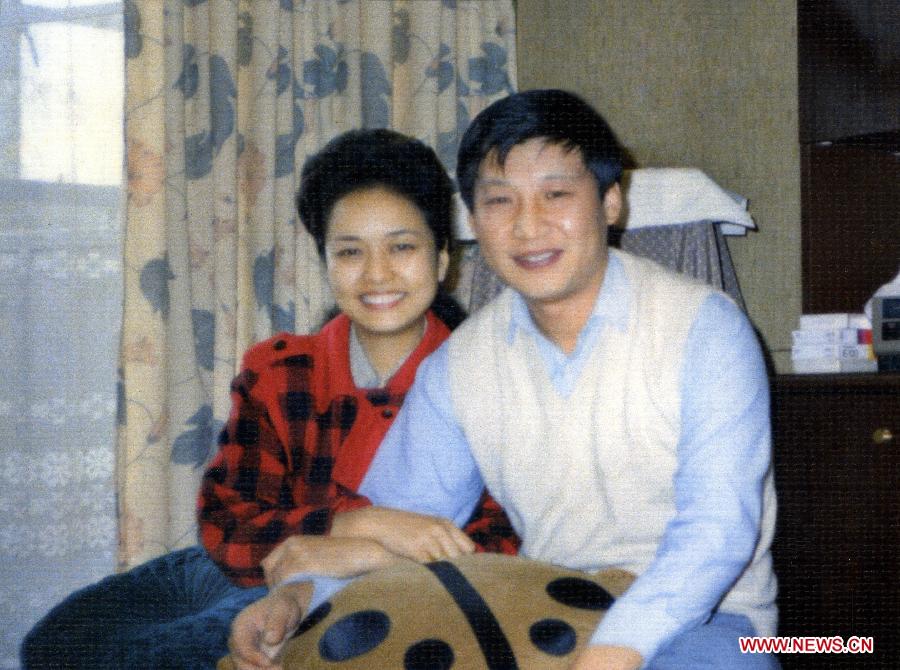 　　بكين 23 ديسمبر 2012/ فى الصورة الملتقطة فى عام 1989، شي جين بينغ وزوجته بنغ لي يوان.