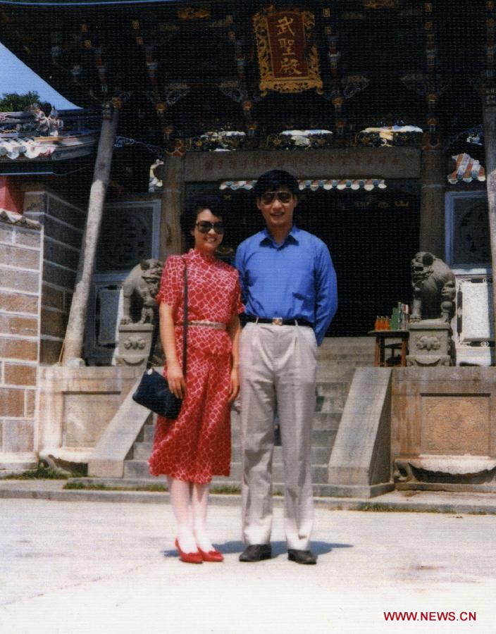 　　بكين 23 ديسمبر 2012/ فى الصورة الملتقطة فى اغسطس 1987، شي جين بينغ وزوجته بنغ لي يوان فى جزيرة دونغشان بمقاطعة فوجيان جنوب شرقى الصين.