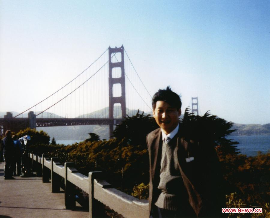 بكين 23 ديسمبر 2012/فى الصورة الملتقطة فى عام 1985، شي جين بينغ، أمين لجنة الحزب الشيوعي الصيني لمحافظة تشنغدنغ انذاك، فى سان فرانسيسكو بالولايات المتحدة. 