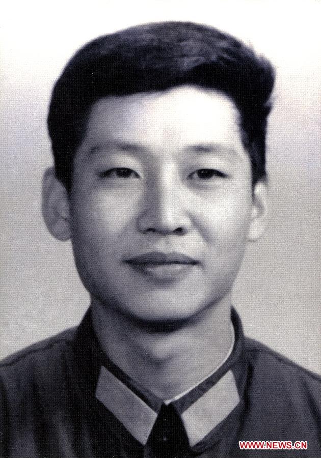 　　بكين 23 ديسمبر 2012/ فى الصورة الملتقطة فى عام 1979، شي جين بينغ وكان يعمل انذاك فى المكتب العام للجنة العسكرية المركزية.