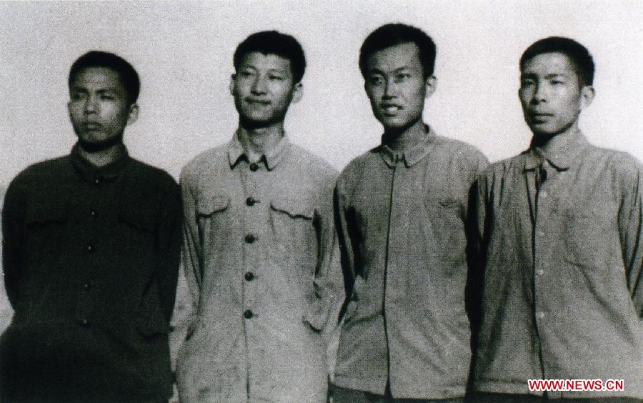 　  بكين 23 ديسمبر 2012 /فى الصورة الملتقطة عام 1973، شي جين بينغ ( الثاني يسارا) اثناء فترة عمله فى ريف محافظة يانتشيوان بمقاطعة شنشي شمال غربي الصين.