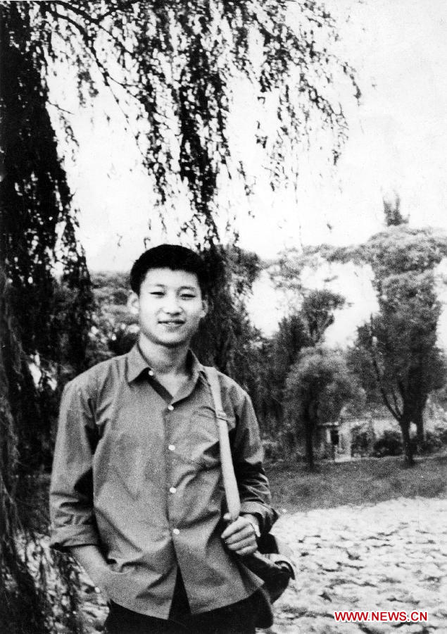 　　بكين 23 ديسمبر 2012/ فى الصورة الملتقطة فى عام 1972 شي جين بينغ اثناء عودته إلى المنزل فى بكين لزيارة اقاربه عندما كان شابا مثقفا فى الريف.