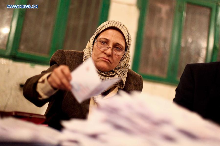 مصر: بدء عمليات فرز الاصوات بعد انتهاء الاستفتاء على مشروع الدستور  (3)