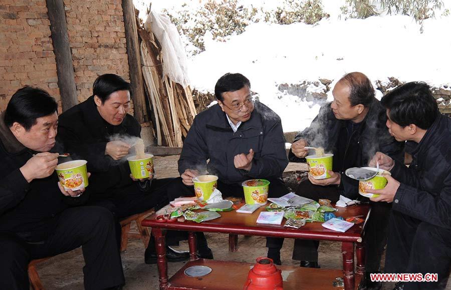 بكين 23 ديسمبر 2012 / فى الصورة الملتقطة31 يناير 2008, لي كه تشيانغ يتناول شعرية سريعة التحضير خلال تفقده منطقة جبلية بمقاطعة سيتشوان.