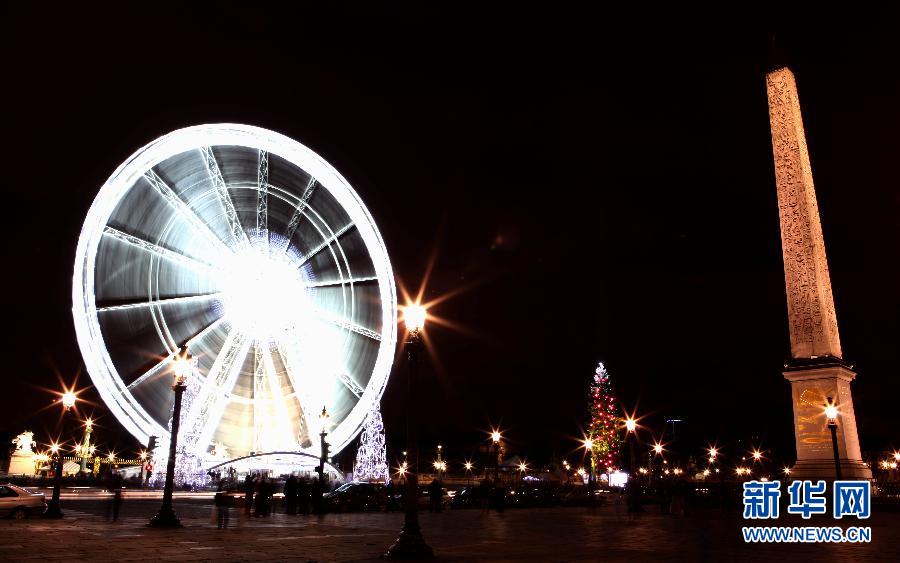أجواء عيد الميلاد تخيم على باريس الليلية  (9)