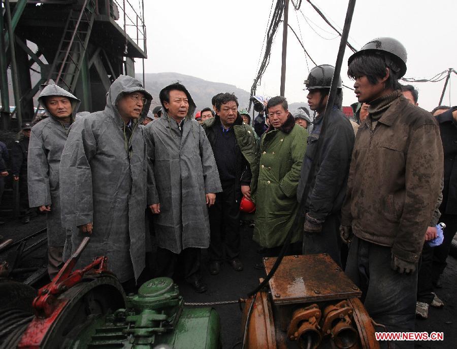 بكين 24 ديسمبر 2012 /فى الصورة الملتقطة يوم 29 مارس 2010, تشانغ ده جيانغ يوجه أعمال الانقاذ فى موقع حادث غرق منجم وانغجيالينغ للفحم فى مقاطعة شانشي. 