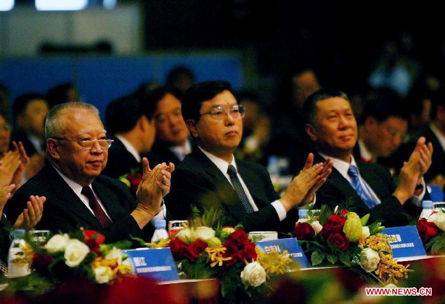 بكين 24 ديسمبر 2012/ فى الصورة الملتقطة يوم 2 يونيو 2004, تشانغ ده جيانغ ( الوسط ) اثناء حضوره "منتدى التعاون الإقليمي والتنمية لمنطقة دلتا نهر اللؤلؤ" فى ماكاو. 