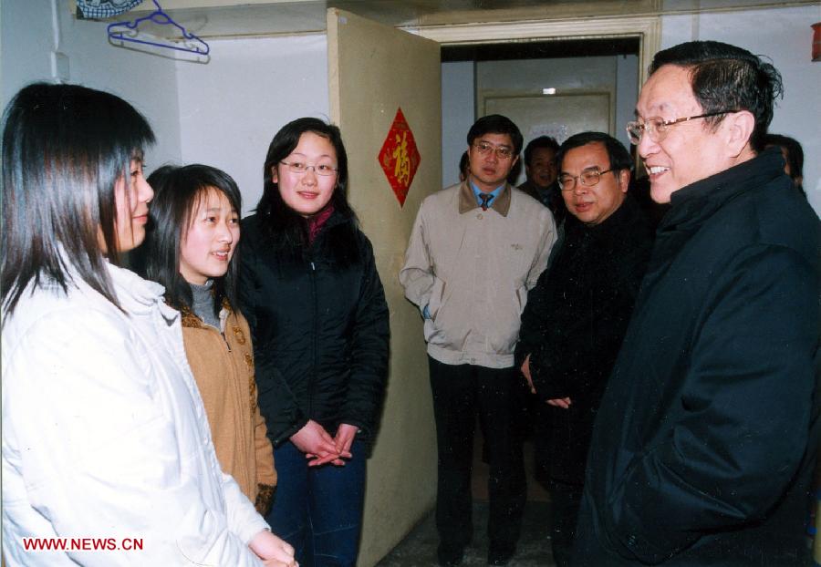 　　بكين 24 ديسمبر 2012 / في الصورة الملتقطة يوم 16 مايو 2005, يوى تشنغ شنغ يتحدث الى طالبات بجامعة ووهان، حاضرة مقاطعة هوبى وسط الصين.