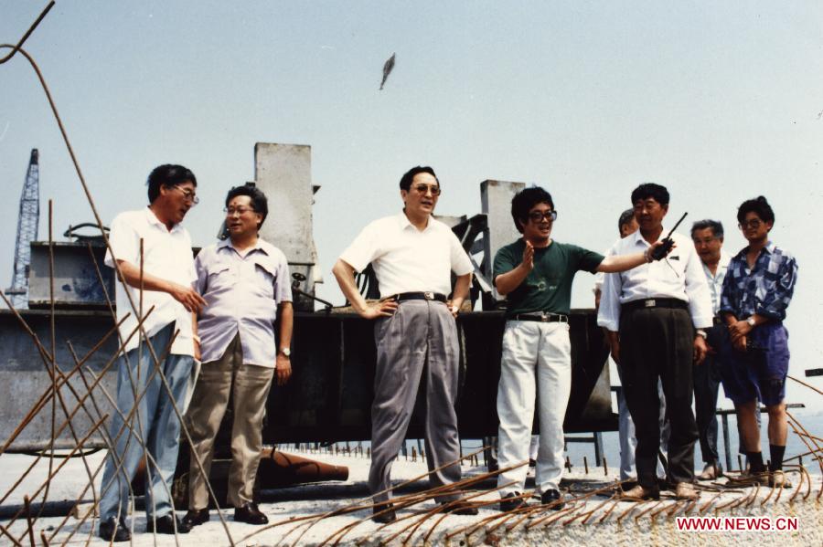 　　بكين 24 ديسمبر 2012/ في الصورة الملتقطة في عام 1994 يوى تشنغ شنغ (الثالث يسارا) يتفقد بناء طريق سريع عابر للبحر في مدينة تشينغداو الساحلية لمقاطعة شاندونغ بشرق الصين.