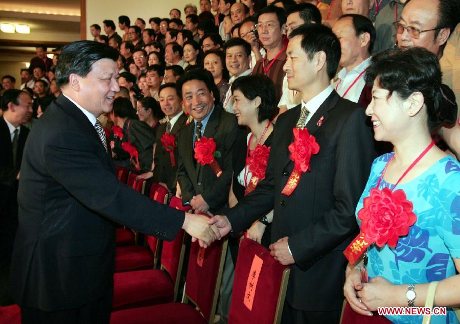 بكين 25 ديسمبر 2012 /في الصورة الملتقطة يوم 19 يوليو 2004، ليو يون شان يلتقي بالفنانين من أنحاء البلاد في قاعة الشعب الكبرى في بكين.
